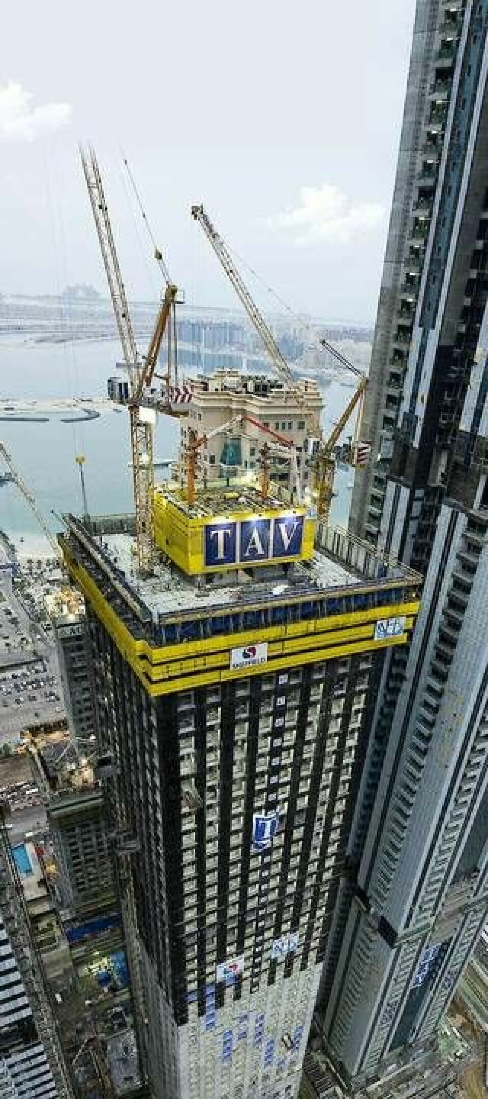 En klätterform kommer att användas för att gjuta byggnadens kärna. Här syns en liknande klätterform vid ett bygge i Dubai. Foto: Doka