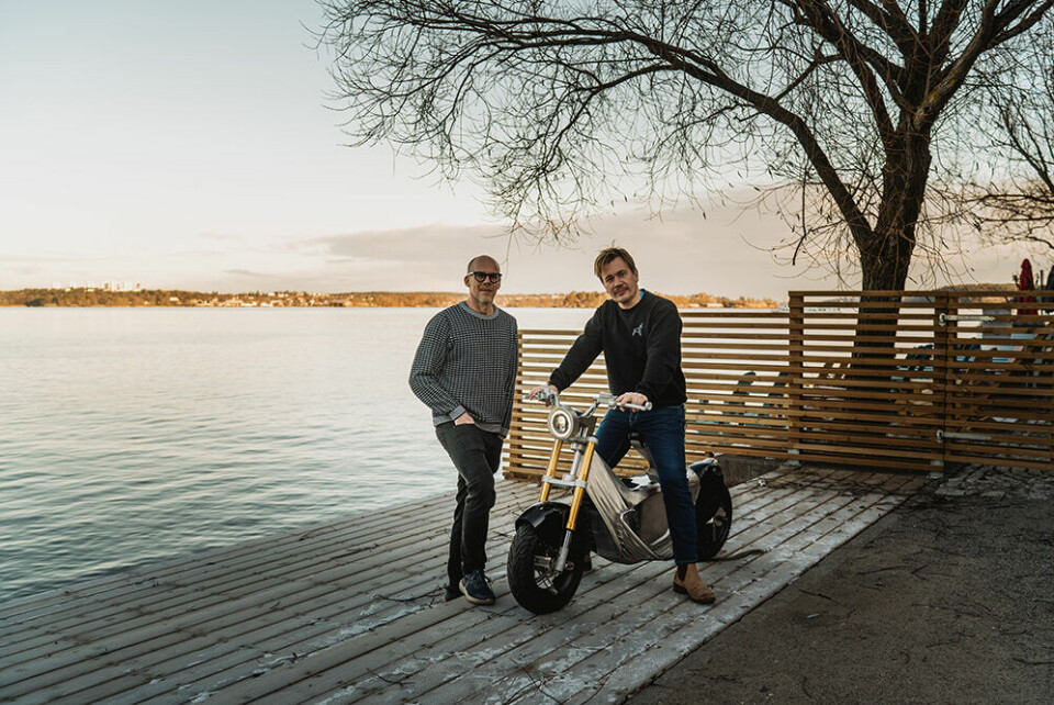 Jonas Nyvang och Tue Beijer med Stilrides första körbara prototyp. Toppfarten ligger runt 70 kilometer i timmen. Foto: Tobias Ohls