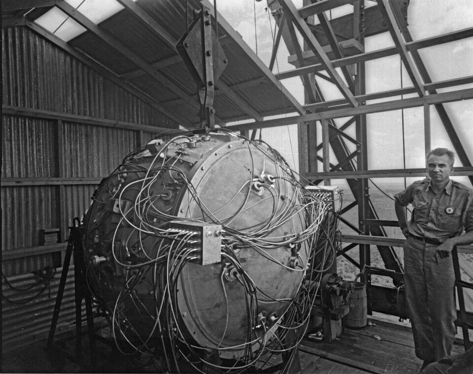 Fysikern Norris Bradbury bredvid The Gadget, som användes i Trinitytestet. Foto: USDOE