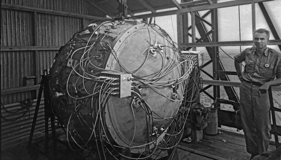 Fysikern Norris Bradbury bredvid The Gadget, som användes i Trinitytestet. Foto: