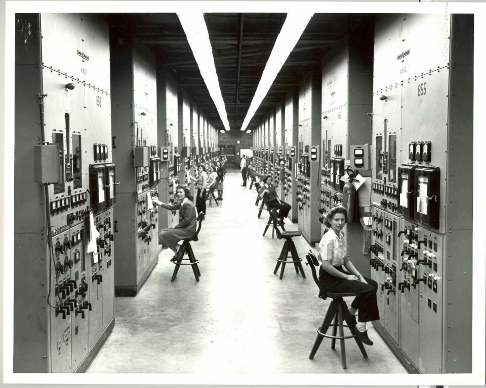 Calutron-operatörer i Y12-anläggningen i Oak Ridge. De flesta hade ingen aning om att de övervakade en process som anrikade uran genom elektromagnetisk separation.