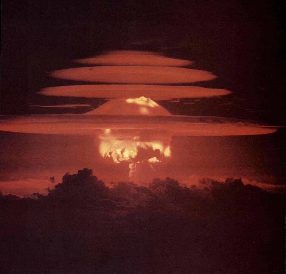 Världens första vätebomb, ”Ivy Mike”, detonerar på Enewatak-atollen den 1 november 1952.