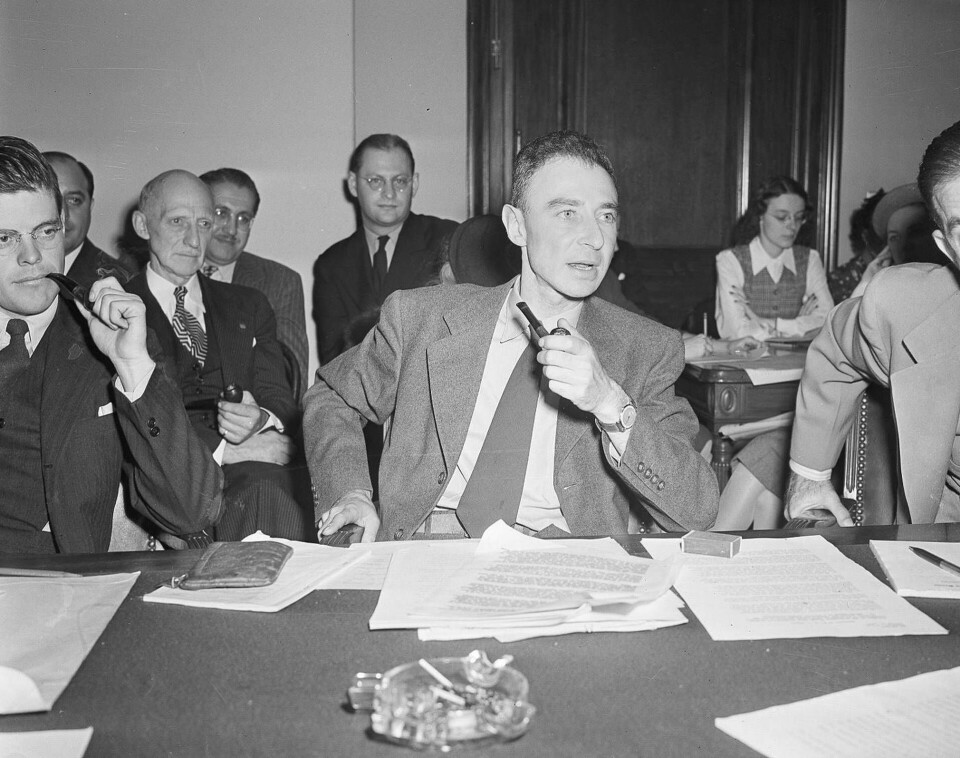 Oppenheimer vittnar inför senaten om atombombens konsekvenser i oktober 1945.