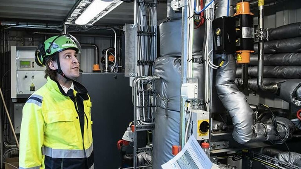 Fabian Levihn, forskningschef på Stockholm Exergi inne i testanläggningen som kan avskilja 700 kilogram koldioxid om dagen. Men fullt utbyggd fångar den in lika mycket koldioxid som all Stockholms biltrafik släpper ut, och mer än inrikesflygandet årligen orsakar. Foto: Anders Wiklund/TT Fabian Levihn, forskningschef på Stockholm Exergi inne i testanläggningen som kan avskilja 700 kilogram koldioxid om dagen. Men fullt utbyggd fångar den in lika mycket koldioxid som all Stockholms biltrafik släpper ut, och mer än inrikesflygandet årligen orsakar. Foto: Anders Wiklund/TT