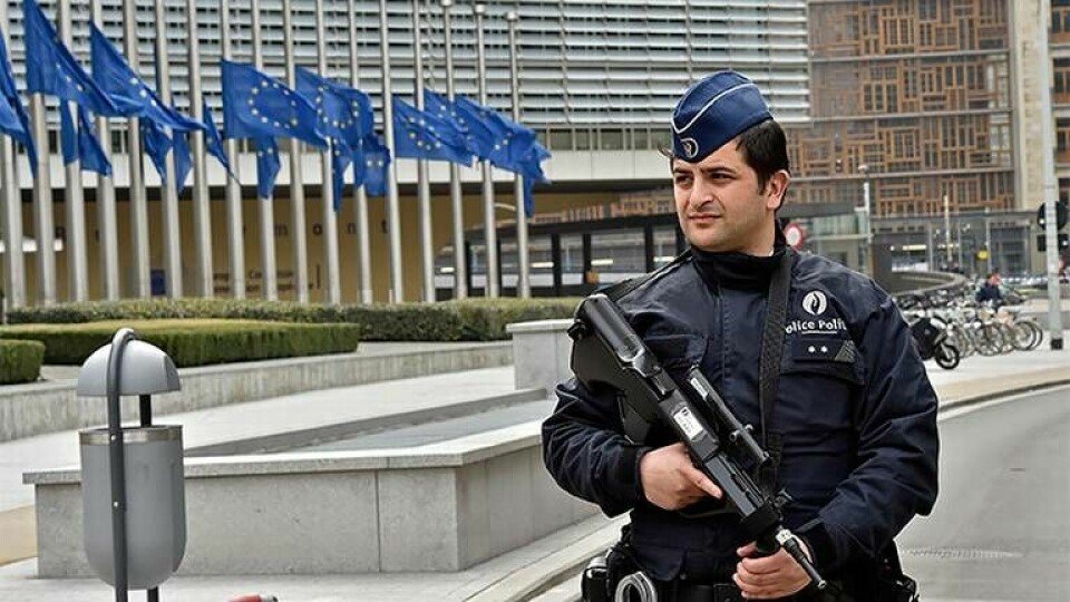”De flesta EU-institutioner har totalt undermåliga säkerhetsarrangemang”, säger terrorexperten. Här patrullerar polis utanför EU-kommissionens byggnad i Bryssel efter tisdagens terrordåd. Foto: TT / AP Photo / Martin Meissner