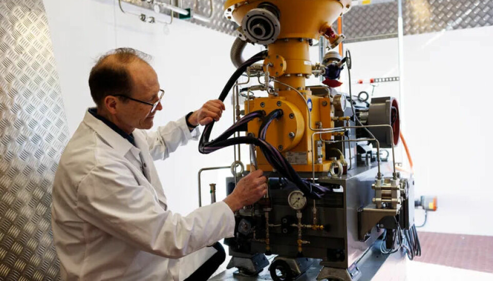 Forskaren Kenneth Dahl vid norska forskningsinstitutet IFE i laboratoriet där man jobbar med vätgasteknik. Användningen av en magnetbaserad teknik för att kyla vätgas till flytande form är ett nytt område.