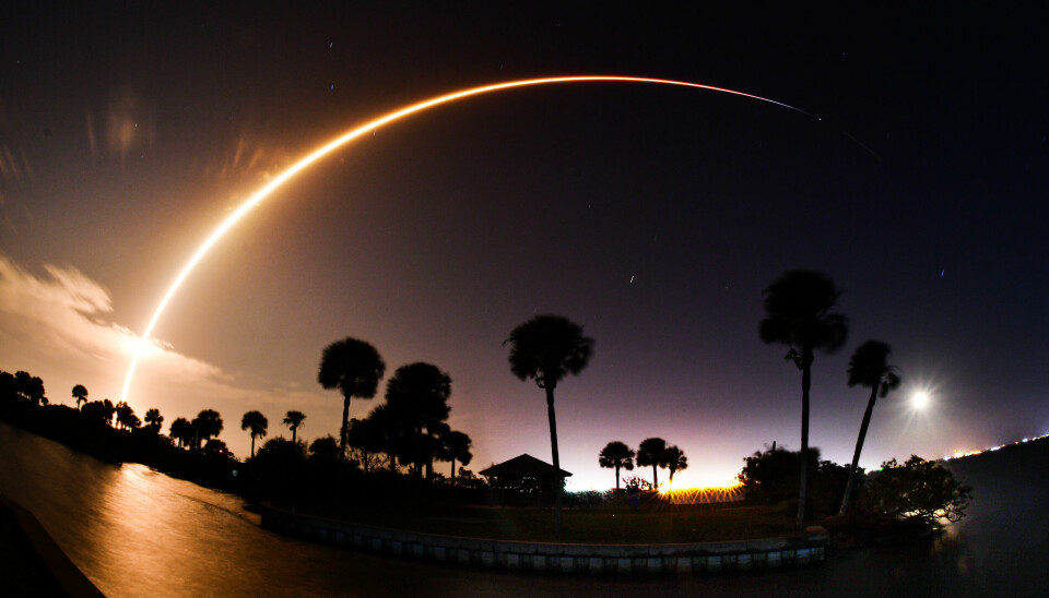 Uppskjutning av Starlinksatelliter av Space X med Falcon 9-raket.