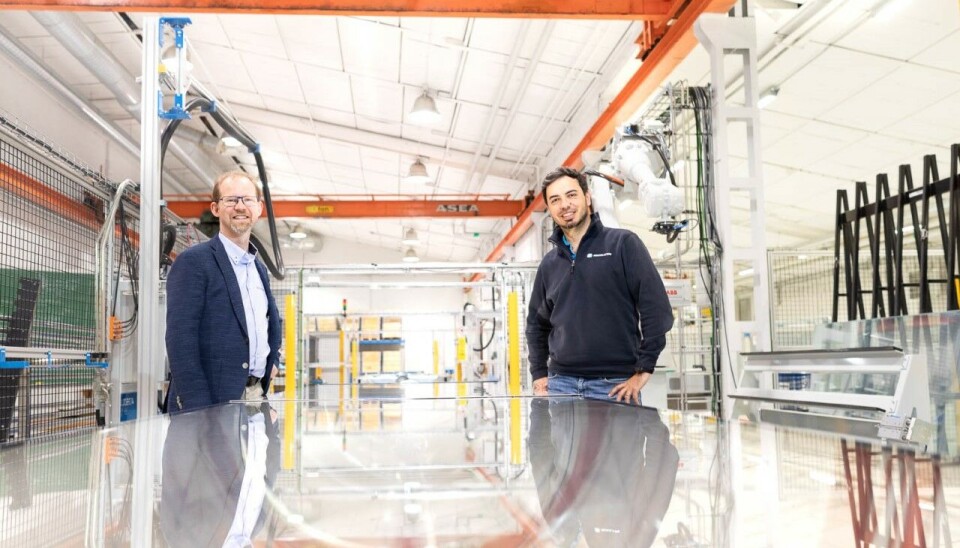 Absolicon skrev historia när de 2022 sålde två produktionslinor till utländska producenter av bolagets solfångare. Här Joakim Byström, vd och Carlo Semeraro, försäljningschef, i Absolicons produktionslina i Sverige. Absolicon skrev historia när de 2022 sålde två produktionslinor till utländska producenter av bolagets solfångare. Här Joakim Byström, vd och Carlo Semeraro, försäljningschef, i Absolicons produktionslina i Sverige.