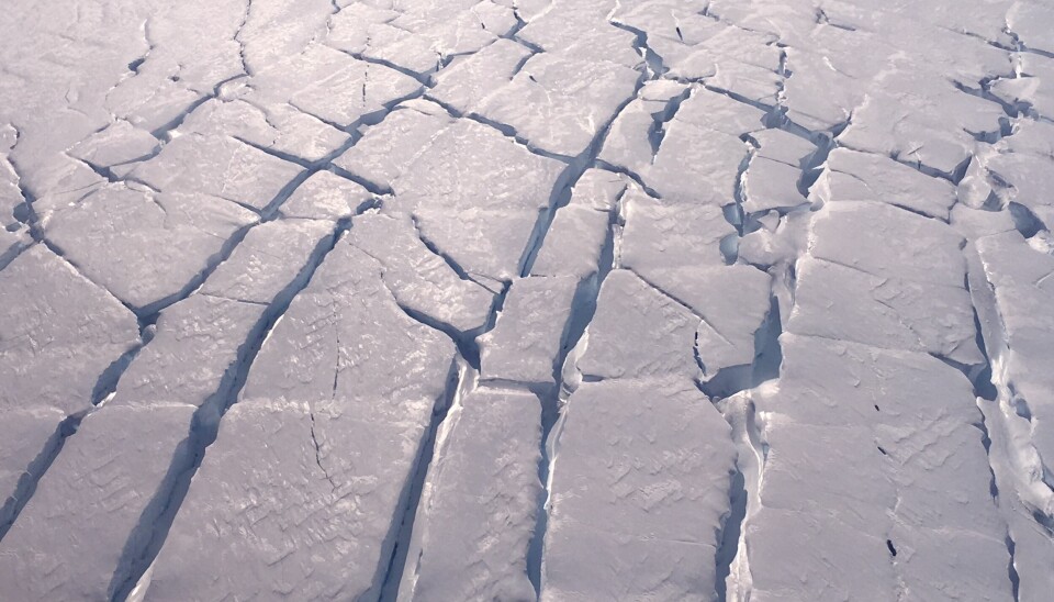 Isen smälter snabbare i sprickor.