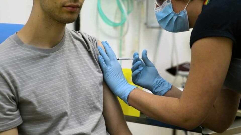 En frivillig deltar i en vaccinstudie för covid-19 från Oxfords universitet i Storbritannien. Foto: Oxforduniversitetet /AP/TT