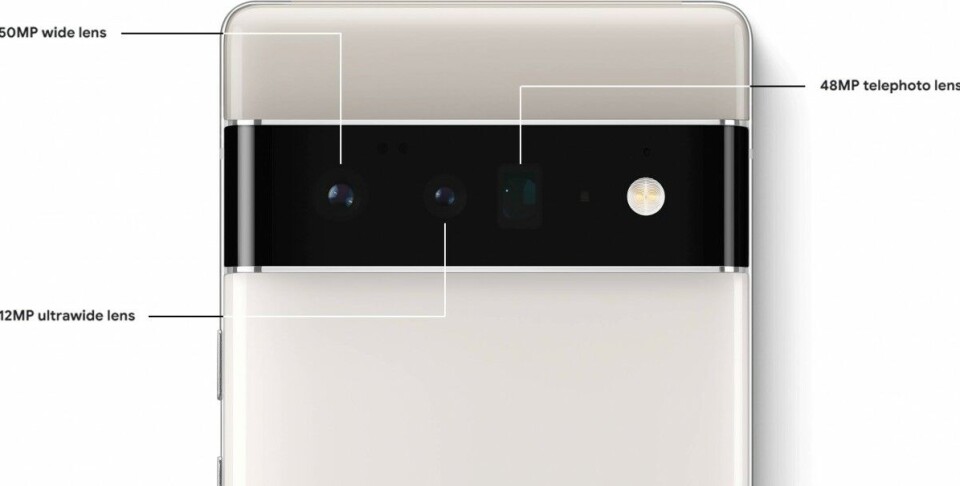 På värstingen Pixel 6 Pro finns tre kameraobjektiv. Foto: Googles nya Pixel 6 och Pixel 6 Pro. På värstingen Pixel 6 Pro finns tre kameraobjektiv. Foto: Googles nya Pixel 6 och Pixel 6 Pro.