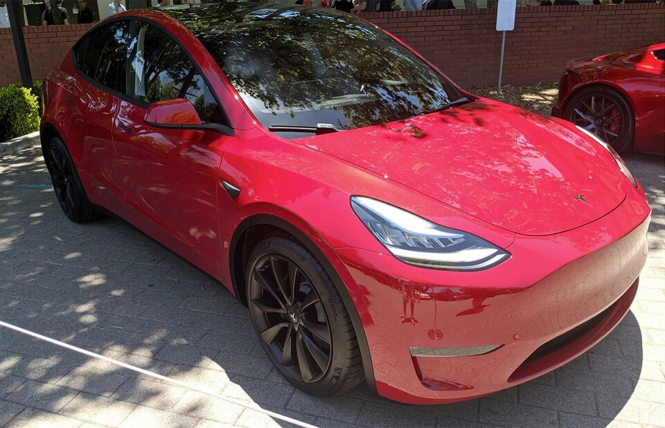 Taket flög av Tesla Model Y – på motorvägen
