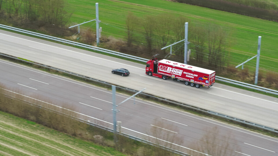 Bild från en elväg i Tyskland, där lastbilar laddas från ledningarna i luften. Foto: Siemens