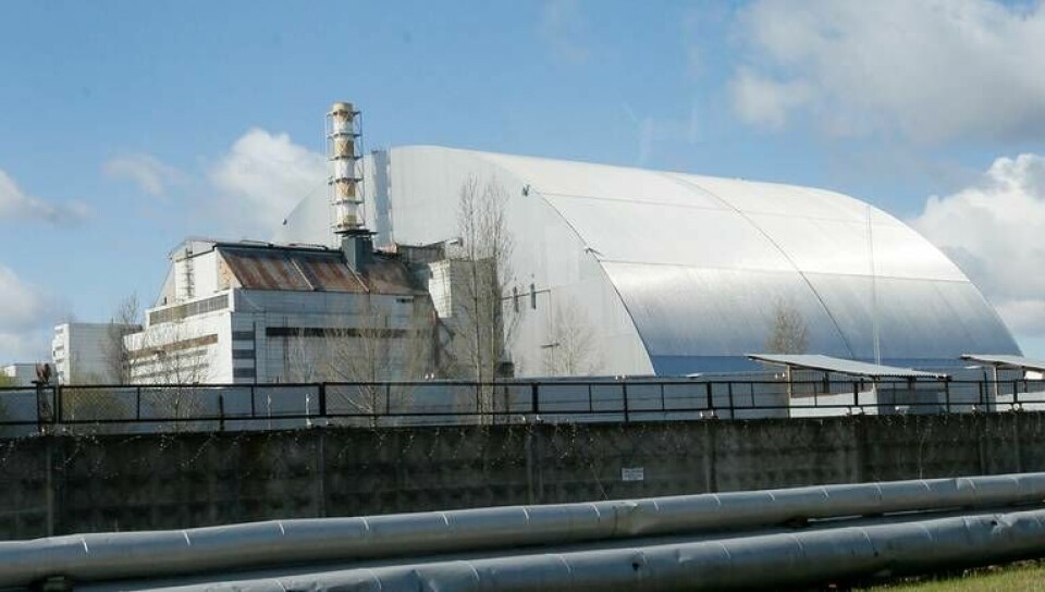 En relativt ny konstruktion täcker den havererade kärnkraftsreaktorn i Tjernobyl. Bilden är från april 2021. Foto: Efrem Lukatsky/AP/TT