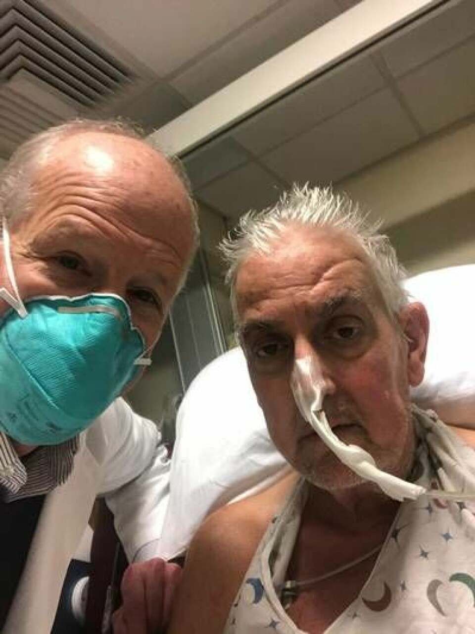 Kirurgen Barley Griffith tillsammans med David Bennett, som fick ett grishjärta inopererat i början av 2022. I mars gick David Bennett bort. Foto: TT/University Of Maryland/Zuma Press