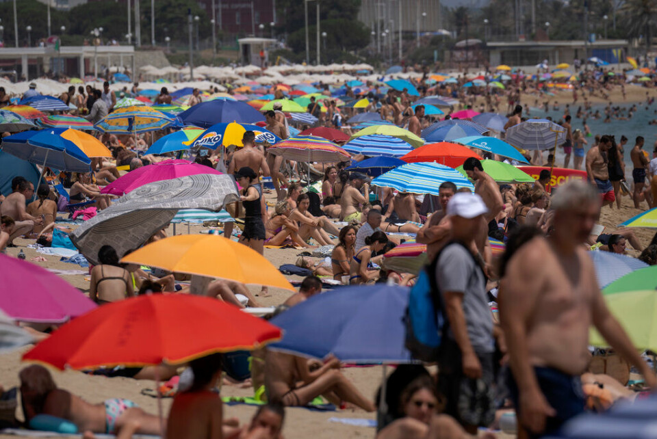 Trångt på stranden i Barcelona i Spanien när den ovanligt tidiga värmeböljan nyligen slog till. Men för utsatta grupper som äldre, yngre och människor med andra sjukdomar kan de höga temperaturerna snarare utgöra en risk än en njutning. Foto: Emilio Morenatti/AP/TT