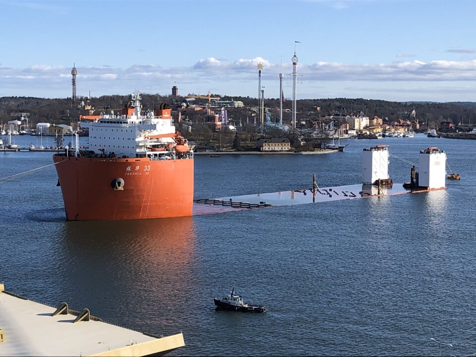 Fartyget Zhen Hua 33 börjar höjas direkt efter lossning av bron. Foto: Linda Nohrstedt Fartyget Zhen Hua 33 börjar höjas direkt efter lossning av bron. Foto: Linda Nohrstedt