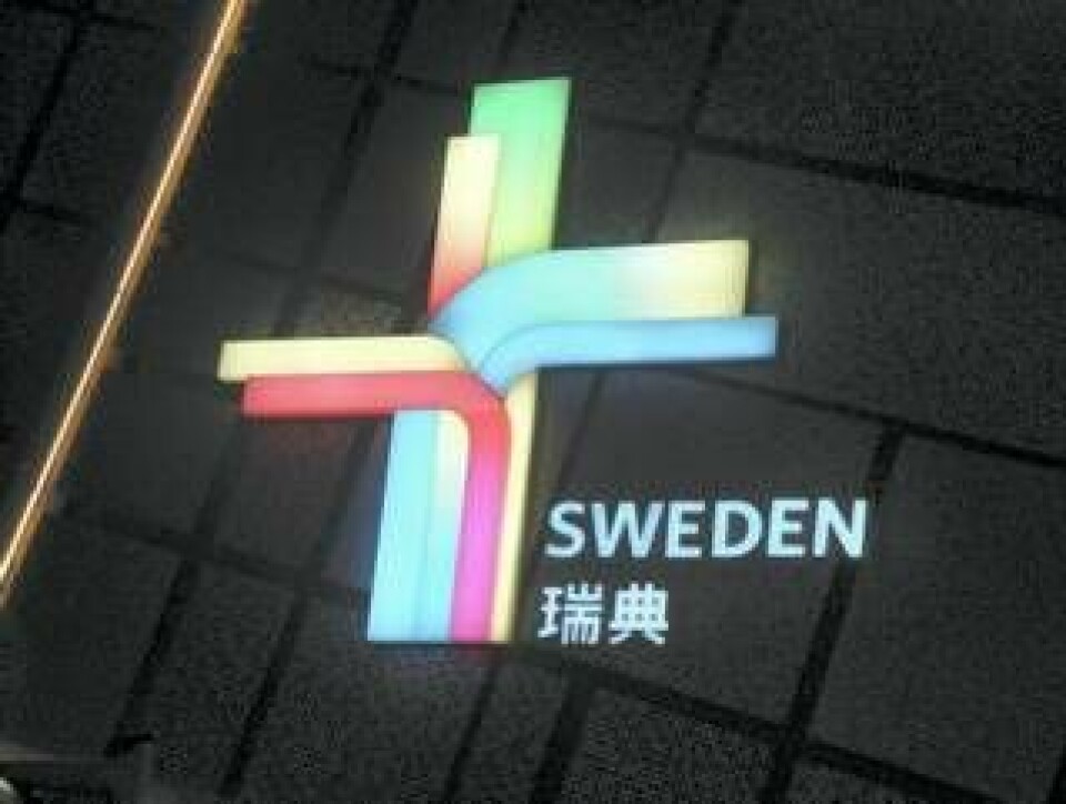 Och på kvällen lyser den svenska logotypen upp och syns över hela Europatoget framför paviljongen. Foto: Lars Anders Karlberg