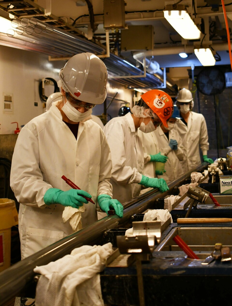 Forskare ombord på fartyget Joides Resolution tar hand om materialet från havsbotten för att utvinna dna. Foto: Sarah Kachovich