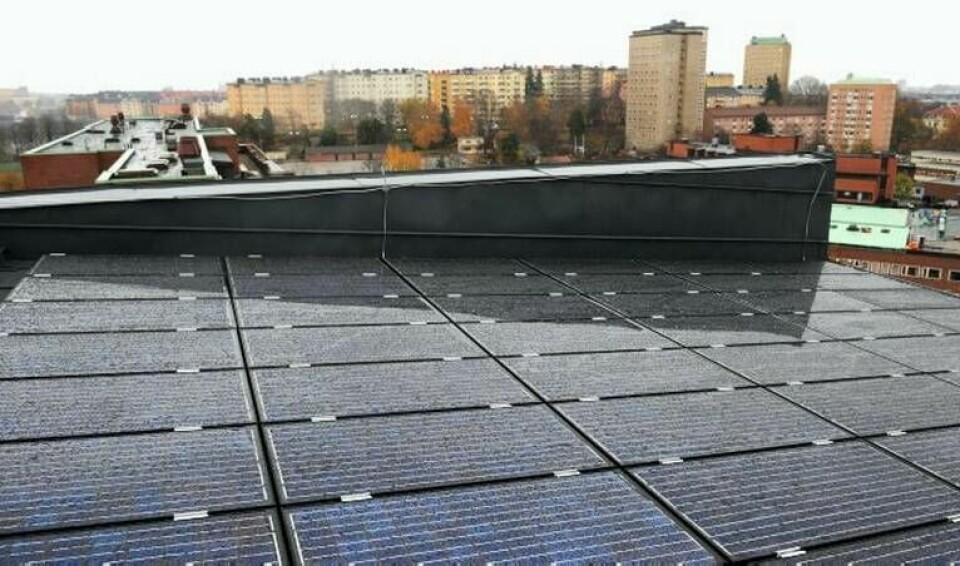 Solpanelerna täcker 40 kvm av hustaket och producerar ca 3 500 kWh per år. Det bidrar till belysning i trapphus och laddning av elbilar. Foto: Stefan Sjödin Fortum