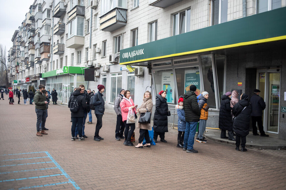 Ukrainare köar utanför en bank i Kiev. En möjlig måltavla vid ryska cyberattacker är ekonomisk infrastruktur. Foto: Oleksandr Khomenko/UPI/Shutterstock Ukrainare köar utanför en bank i Kiev. En möjlig måltavla vid ryska cyberattacker är ekonomisk infrastruktur. Foto: Oleksandr Khomenko/UPI/Shutterstock