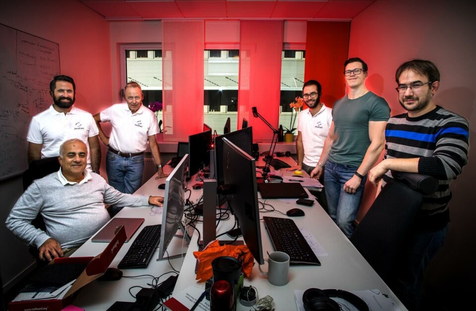 Zeropoint Technologies, ett ungt Göteborgsbolag som vill göra framtidens datorer och mobiler snabbare och energisnålare genom att komprimera RAM-minnet. Sohrab Yaghmai, Ioannis Nikolakopoulos, Per Stenström, Angelos Arelakis, Daniel Moreau och Vasileios Spiliopoulos. Foto: Sören Håkanlind Zeropoint Technologies, ett ungt Göteborgsbolag som vill göra framtidens datorer och mobiler snabbare och energisnålare genom att komprimera RAM-minnet. Sohrab Yaghmai, Ioannis Nikolakopoulos, Per Stenström, Angelos Arelakis, Daniel Moreau och Vasileios Spiliopoulos. Foto: Sören Håkanlind