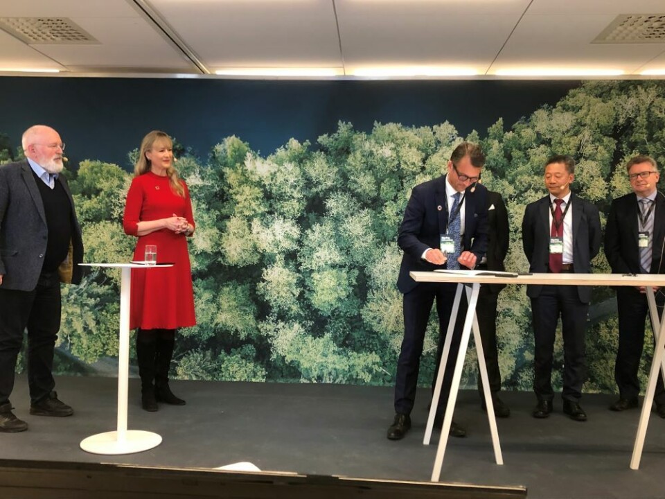 Signeringsceremoni i Stockholm. Frans Timmermans längst till vänster. Andreas Regnell från Vattenfall skriver på avtalet från EU:s innovationsfond. Foto: Linda Nohrstedt Signeringsceremoni i Stockholm. Frans Timmermans längst till vänster. Andreas Regnell från Vattenfall skriver på avtalet från EU:s innovationsfond. Foto: Linda Nohrstedt