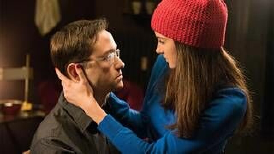 Joseph Gordon Levitt och Shailene Woodley som Edward Snowden och Lindsay Mills . Foto: Scanbox