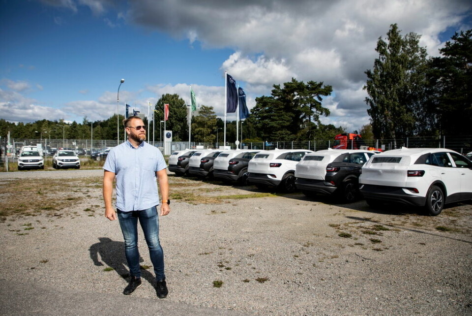 Patrik Gabrielsson, märkeschef för Volkswagen på Olofsson bil i Haninge, tittar ut över den ganska tomma parkeringen med nya bilar. Foto: Christine Olsson/TT