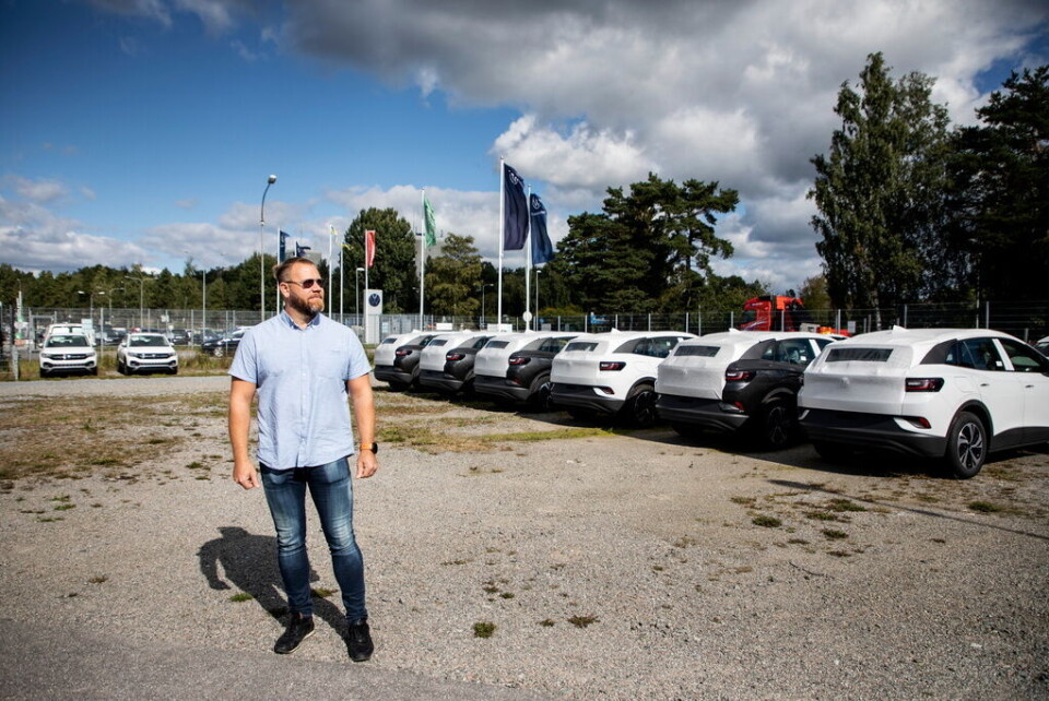 Patrik Gabrielsson, märkeschef för Volkswagen på Olofsson bil i Haninge, tittar ut över den ganska tomma parkeringen med nya bilar. Foto: Christine Olsson/TT Patrik Gabrielsson, märkeschef för Volkswagen på Olofsson bil i Haninge, tittar ut över den ganska tomma parkeringen med nya bilar. Foto: Christine Olsson/TT