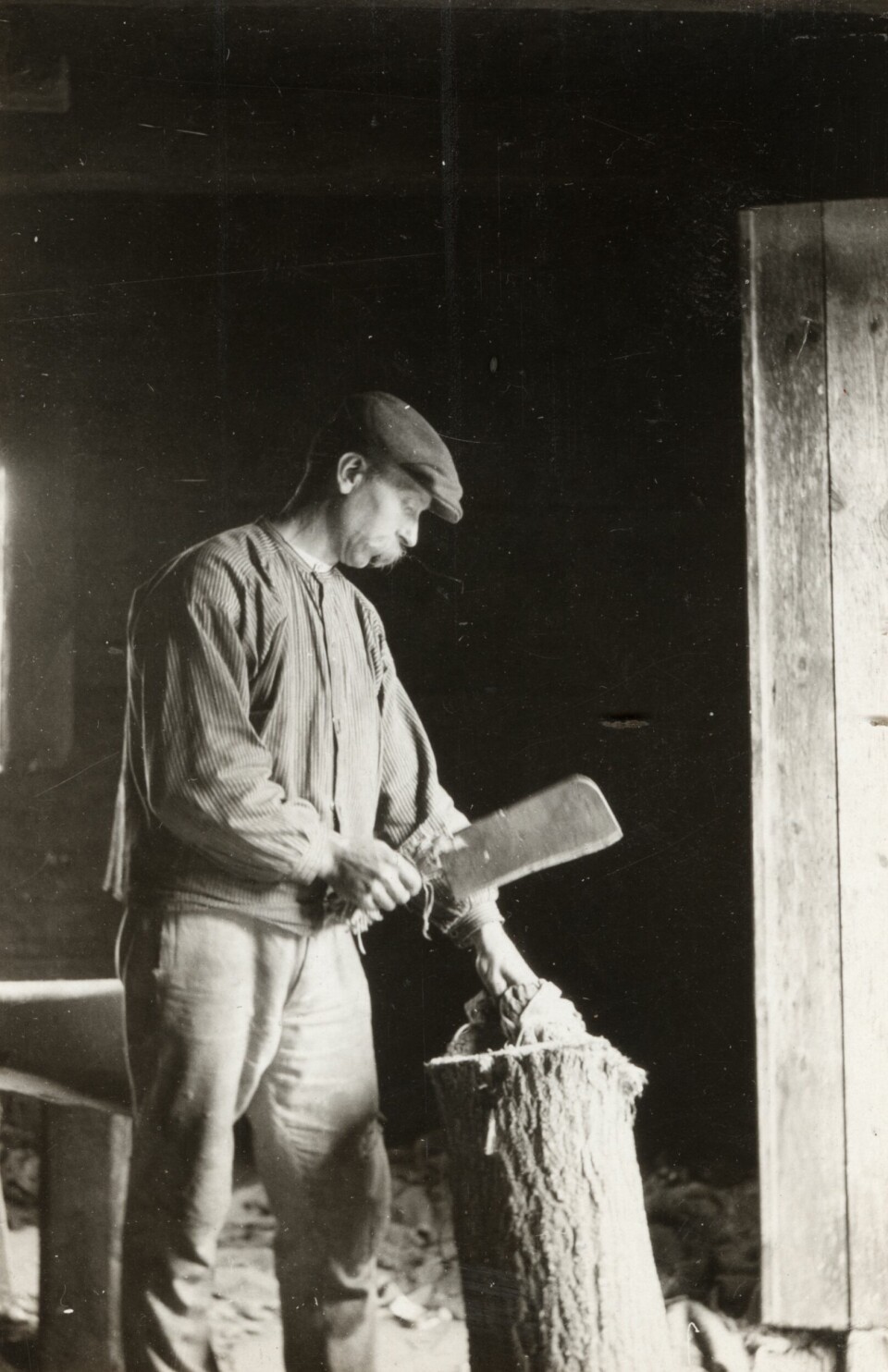 Hackning av lump vid Fröåsa pappersbruk, 1921.