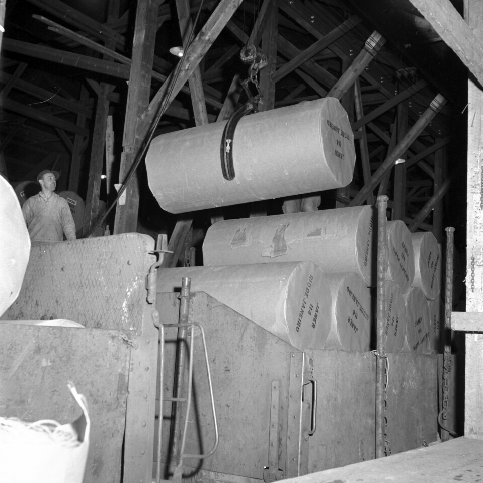 Lastning av pappersbalar på Kvarnsvedens pappersbruk. Årskapaciteten för papperstillverkningen uppgick 1931 till 30 000 ton papper. Bruket sista år i drift var kapaciteten uppe i 565 000 ton.