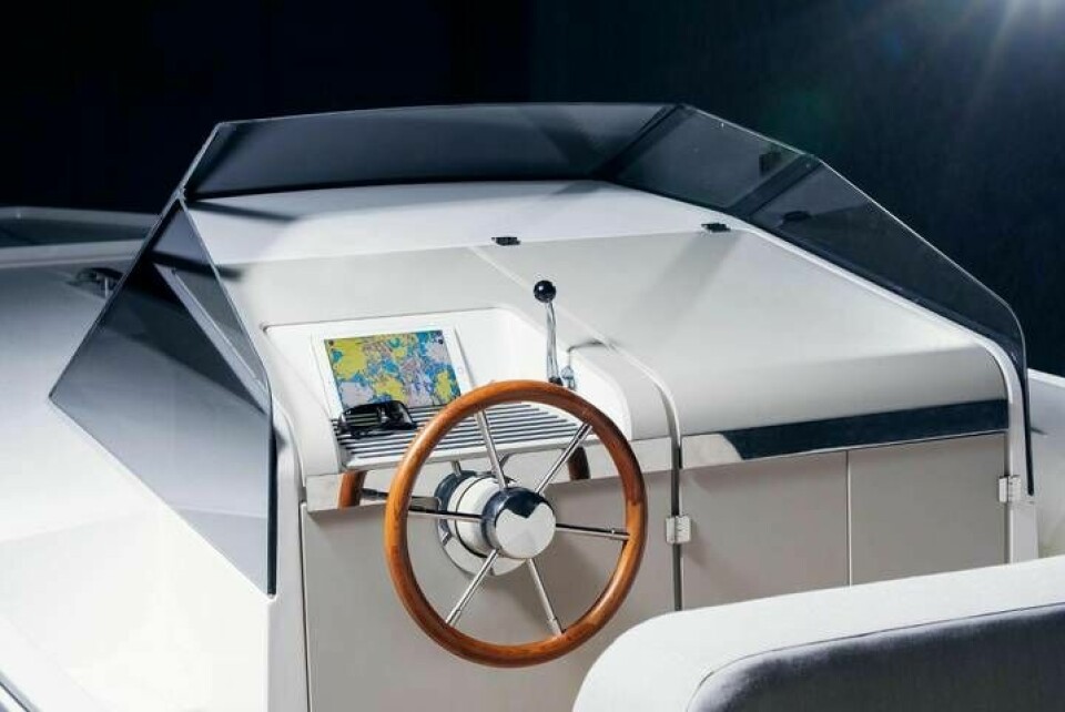 Båten har inbyggt stöd för att använda en Ipad som instrumentbräda. Foto: Q-Yachts