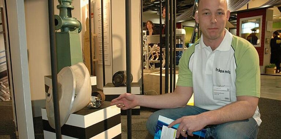 - Utvecklingen har gått väldigt fort när det gäller lampor. Dessutom är gamla installationer dyra i underhåll, säger - Utvecklingen har gått väldigt fort när det gäller lampor. Dessutom är gamla installationer dyra i underhåll, säger Stefan Björling. Foto: Linda Nohrstedt - Utvecklingen har gått väldigt fort när det gäller lampor. Dessutom är gamla installationer dyra i underhåll, säger - Utvecklingen har gått väldigt fort när det gäller lampor. Dessutom är gamla installationer dyra i underhåll, säger Stefan Björling. Foto: Linda Nohrstedt
