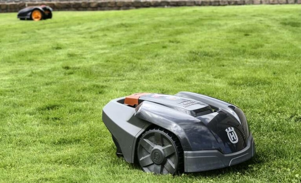 Tusentals har köpt robotgräsklippare med felaktigt kretskort från tillverkaren Husqvarna. Nu behöver samtliga repareras, vilket kan ta tid. Arkivbild. Foto: Johan Nilsson/TT Tusentals har köpt robotgräsklippare med felaktigt kretskort från tillverkaren Husqvarna. Nu behöver samtliga repareras, vilket kan ta tid. Arkivbild. Foto: Johan Nilsson/TT