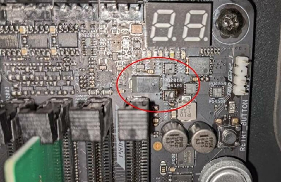 En bild på ett skadat moderkort hämtat från Youtube-kanalen Actually Hardcore Overclocking. Ny Teknik har markerat den felvända kondensatorn och skadan. Foto: Skärmdump Youtube/Actually Hardcore Overclocking En bild på ett skadat moderkort hämtat från Youtube-kanalen Actually Hardcore Overclocking. Ny Teknik har markerat den felvända kondensatorn och skadan. Foto: Skärmdump Youtube/Actually Hardcore Overclocking