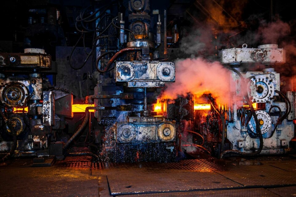 Glödande stålämnen bearbetas i flera valspar för att bli armeringsjärn i Celsas valsverk i Mo industripark. Foto: Celsa Nordic