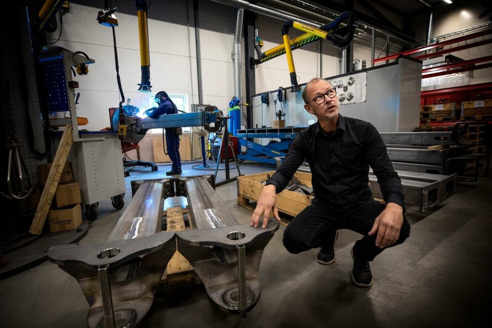 Magnus Wallin visar runt hos underleverantören Berghems Mekaniska. Foto: Sören Håkanlind Magnus Wallin visar runt hos underleverantören Berghems Mekaniska. Foto: Sören Håkanlind