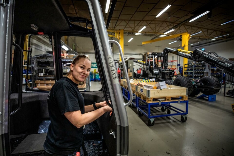 Montören Jenny Svedberg jobbar med hytten. Foto: Sören Håkanlind Montören Jenny Svedberg jobbar med hytten. Foto: Sören Håkanlind