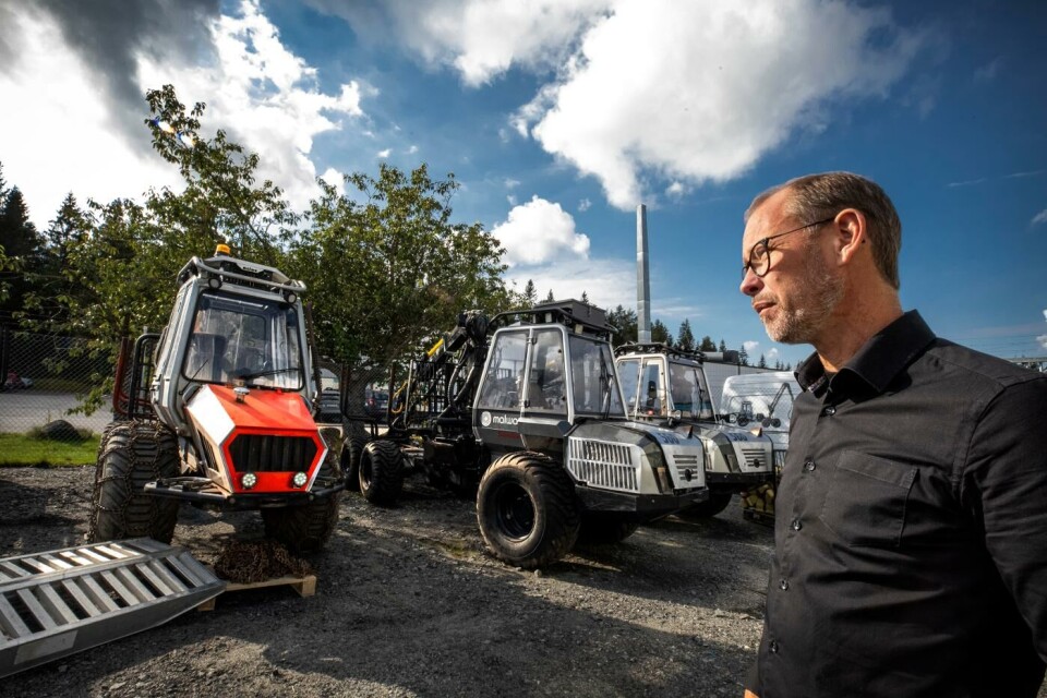 Grundaren Magnus Wallin visar en av de första modellerna, den röda till vänster. Foto: Sören Håkanlind Grundaren Magnus Wallin visar en av de första modellerna, den röda till vänster. Foto: Sören Håkanlind