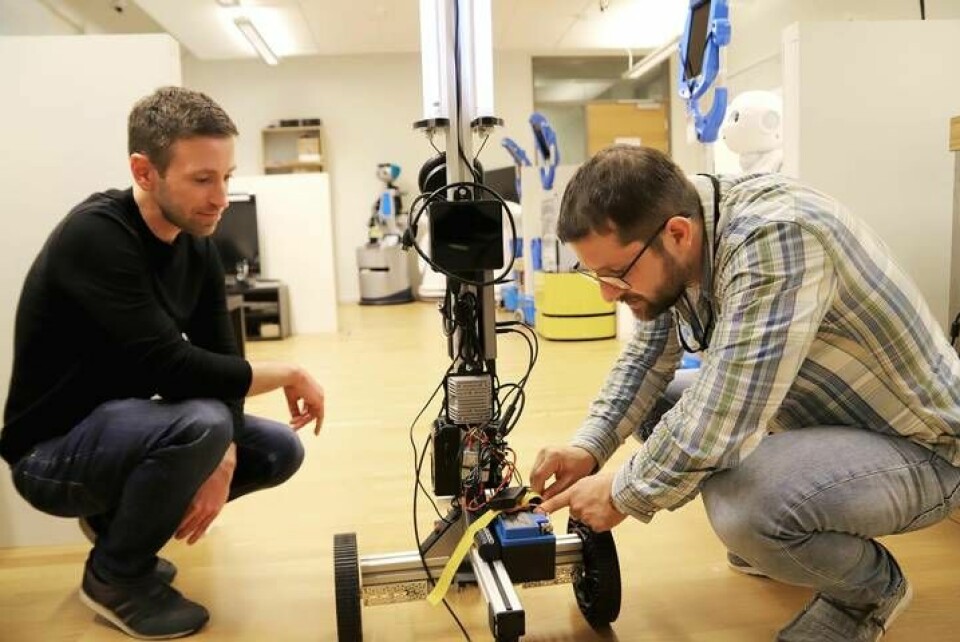 Ingen 'Terminator' precis. Men städroboten som forskarna André Potenza och Andrey Kiselev utvecklar kan vara stor hjälp när det gäller rensa sjukhus från bakterier och virus i framtiden. Foto: Mikael Åberg