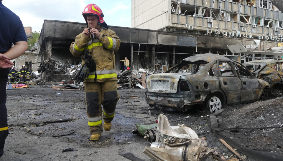 En dag på jobbet i krigets Ukraina. En brandman lämnar en byggnad som Ryssland bombat i Vinnytsia i Ukrainas centrala delar, den 14 juli 2022. En dag på jobbet i krigets Ukraina. En brandman lämnar en byggnad som Ryssland bombat i Vinnytsia i Ukrainas centrala delar, den 14 juli 2022.