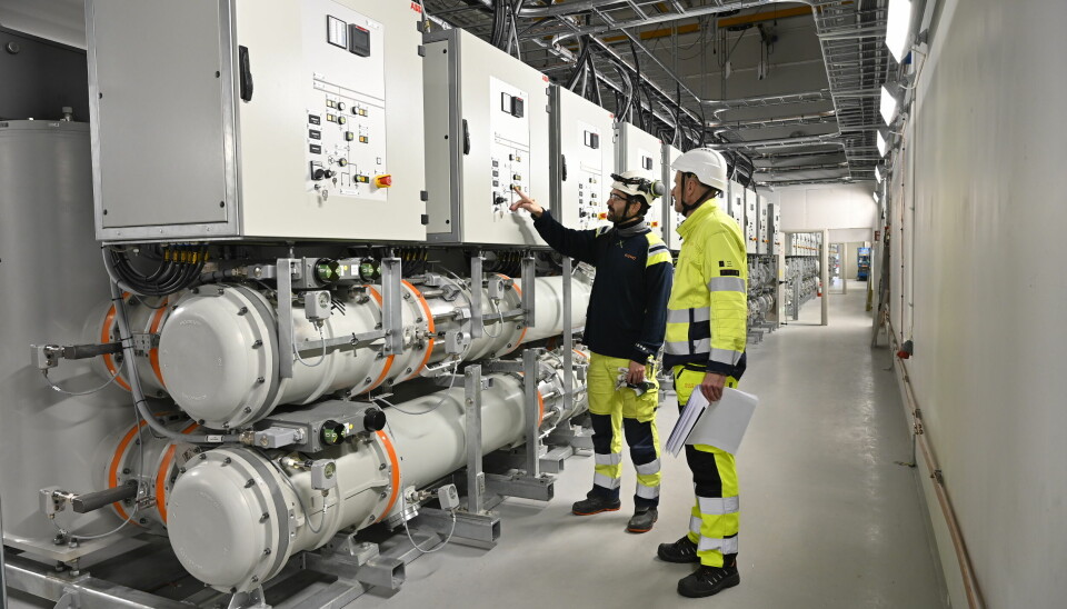 Ellevios projektledare Lars Enarsson och Hans Arnesjö spanar in det nya gasisolerade ställverket i Värtan.