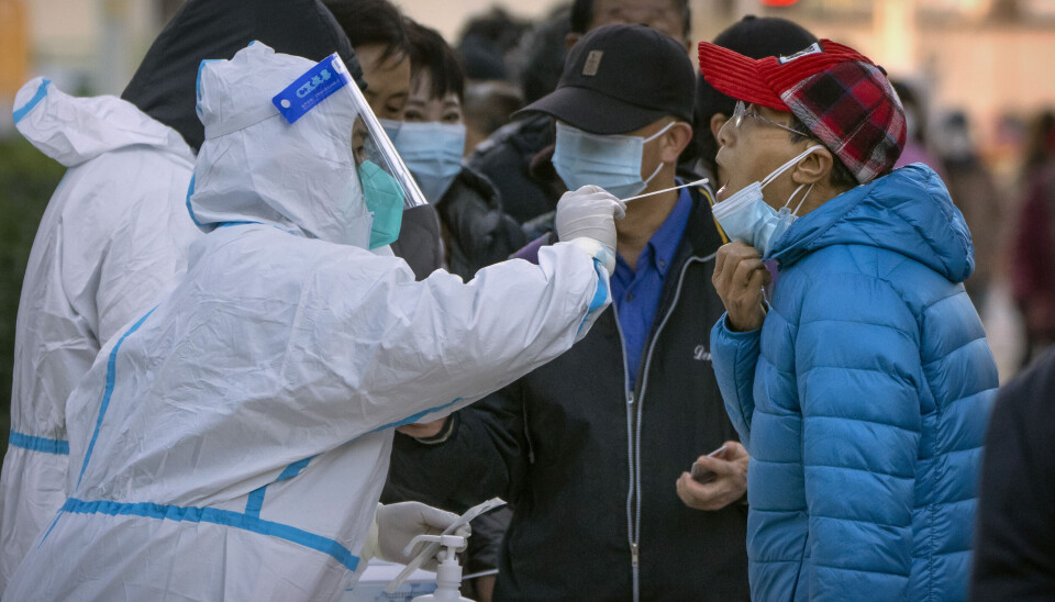 Hemlig rapport: Coronaviruset läckte från laboratorium i Kina A man has his throat swabbed for a COVID-19 test at a coronavirus testing site in Beijing, Tuesday, Nov. 15, 2022. The flagship newspaper of China's ruling Communist Party has called for strict adherence to the country's hardline 'zero-COVID' policy, in an apparent attempt to guide public perceptions following a slight loosening of anti-virus regulations. (AP Photo/Mark Schiefelbein) XMAS101