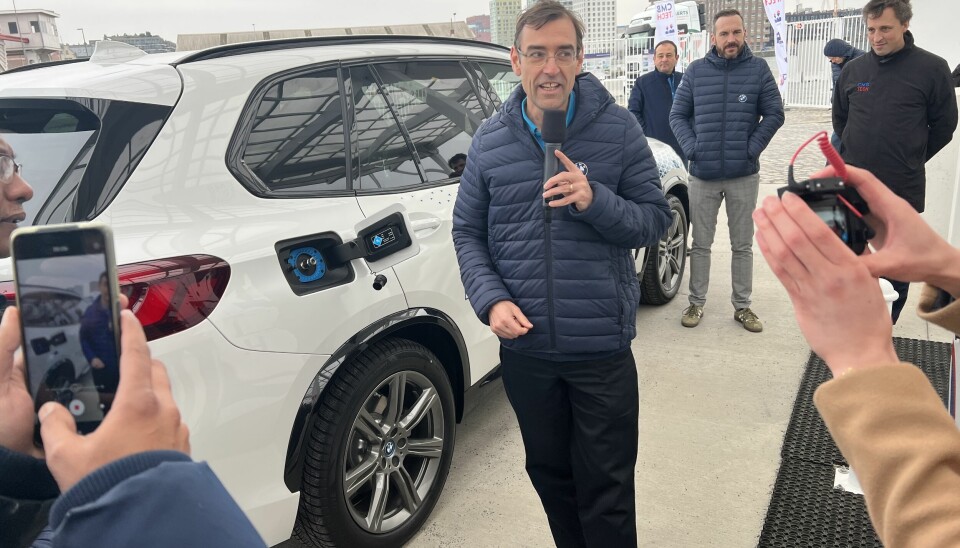 BMW:s vätgaschef Jürgen Güldner med en av tillverkarens testfordon, en IX5 Hydrogen