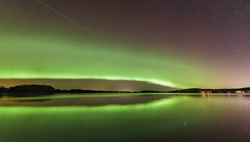 Här syns meteoren, ovanför norrskenet i övre vänstra hörnet, i Sastamala i sydvästra Finland.