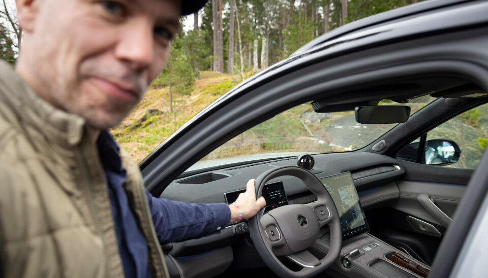 När man kliver in i bilen så hälsar Nomi föraren välkommen. När man kliver in i bilen så hälsar Nomi föraren välkommen.