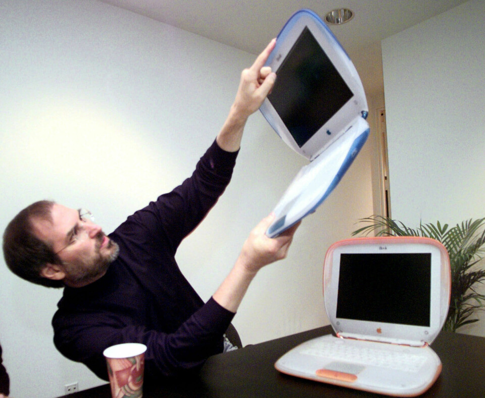 Steve Jobs, vd för Apple, visar upp en iBook efter lanseringen 1999. Det var en av de första bärbara datorer som kom med wifi som möjligt tillval.