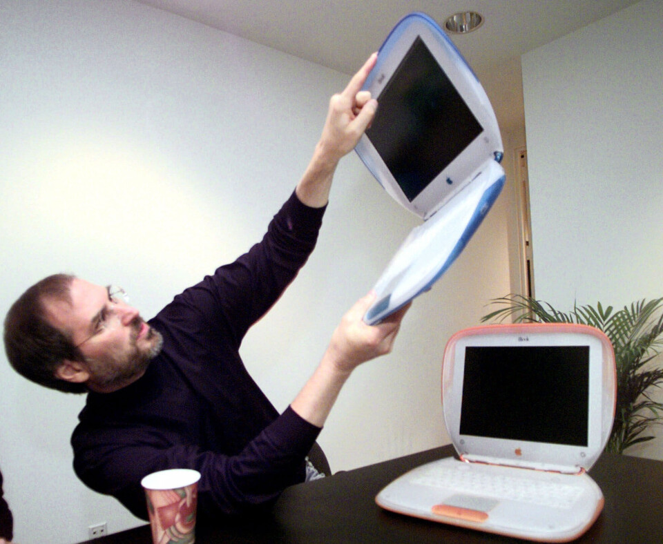 Steve Jobs, vd för Apple, visar upp en iBook efter lanseringen 1999. Det var en av de första bärbara datorer som kom med wifi som möjligt tillval. Steve Jobs, vd för Apple, visar upp en iBook efter lanseringen 1999. Det var en av de första bärbara datorer som kom med wifi som möjligt tillval.