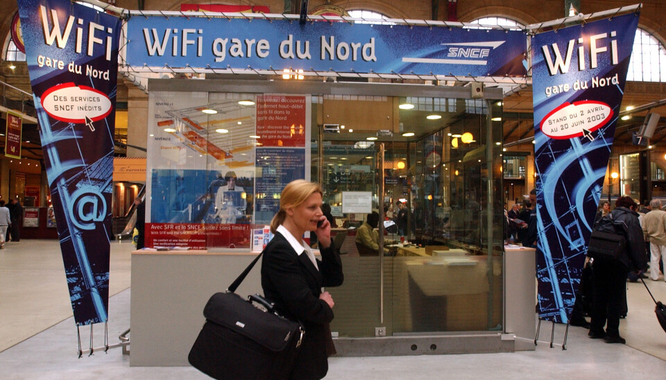 En kvinna pratar i mobiltelefon framför en monter som gör reklam för wifi på tågstationen Gare du Nord i Paris, den 12 maj 2003. Budskapet kring den tiden var att Paris kunde bli först i världen med att erbjuda ett allmänt trådlöst internet, som ”låter människor skicka e-post eller surfa på internet från en park, ett kafé eller på bussen”. En kvinna pratar i mobiltelefon framför en monter som gör reklam för wifi på tågstationen Gare du Nord i Paris, den 12 maj 2003. Budskapet kring den tiden var att Paris kunde bli först i världen med att erbjuda ett allmänt trådlöst internet, som ”låter människor skicka e-post eller surfa på internet från en park, ett kafé eller på bussen”.